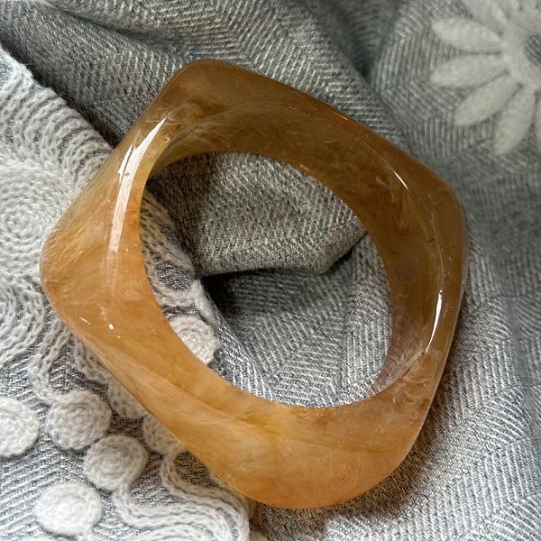 女性用スクエア樹脂バングル
