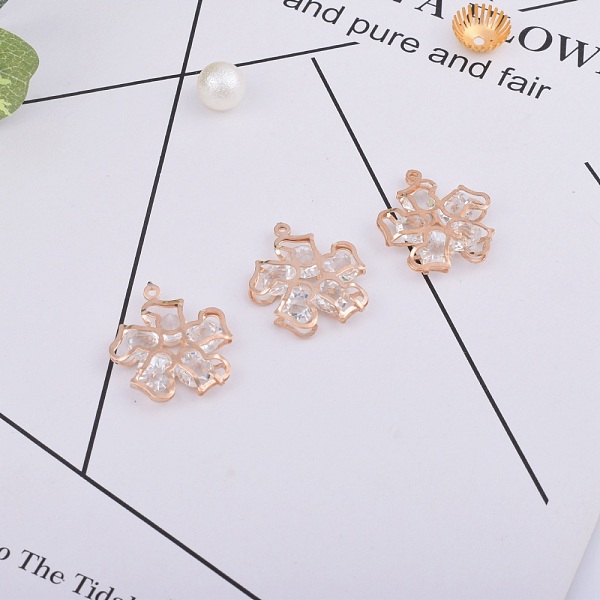 

PandaHall Alloy Rhinestone Pendants, Flower, Crystal, Light Gold, 31x27mm Alloy+Rhinestone Heart Clear