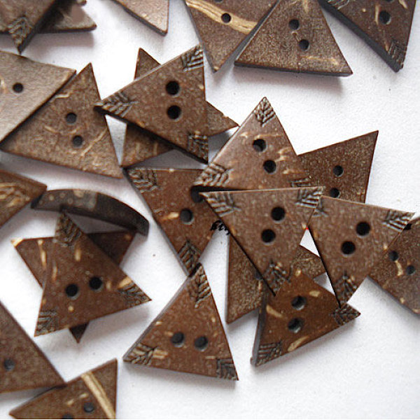 

PandaHall Carved 2-hole Basic Sewing Button in Triangle Shape, Coconut Button, Multicolor, 13mm in diameter Coconut Multicolor