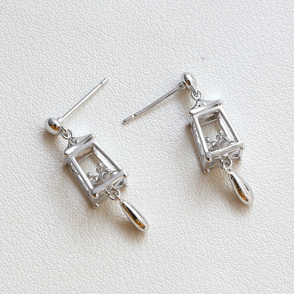 

PandaHall Brass Lantern Dangle Stud Earrings for Women, Platinum, 27x7mm Brass Lantern