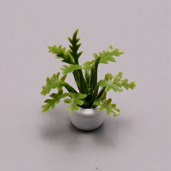樹脂製の鉢植えの植物は装飾品を表示します