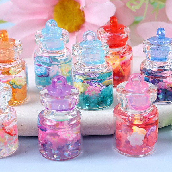 光るガラスとプラスチックのペンダント