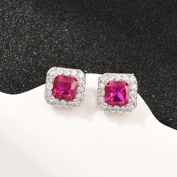 Aretes cuadrados de latón con micropavé de circonitas cúbicas