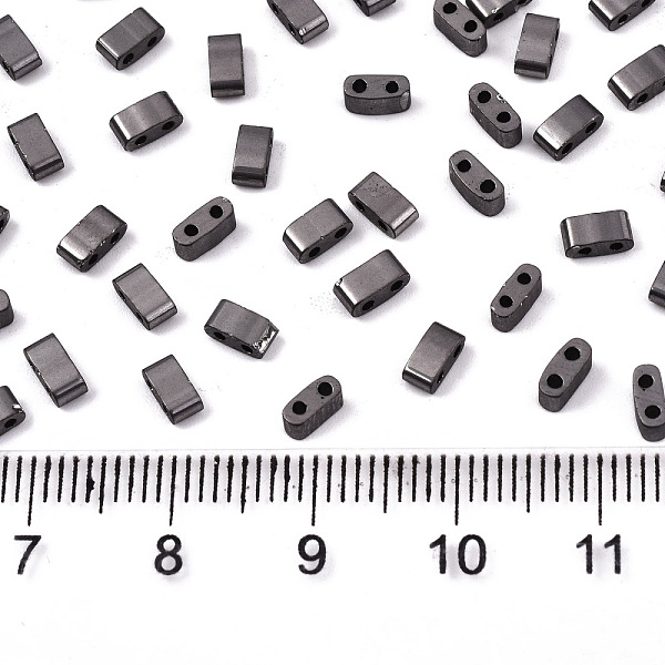 

PandaHall 2-Hole Glass Seed Beads, Metallic Colours, Rectangle, Gunmetal Plated, 4.5~5.5x2x2~2.5mm, Hole: 0.5~0.8mm, about 250pcs/10g Glass...