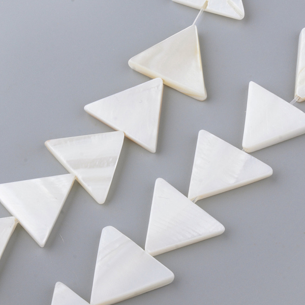 

PandaHall Natural Freshwater Shell Beads Strands, Triangle, Creamy White, 15~18x20~21.5x3~3.5mm, Hole: 1mm, about 21~24pcs/strand, 14.37...