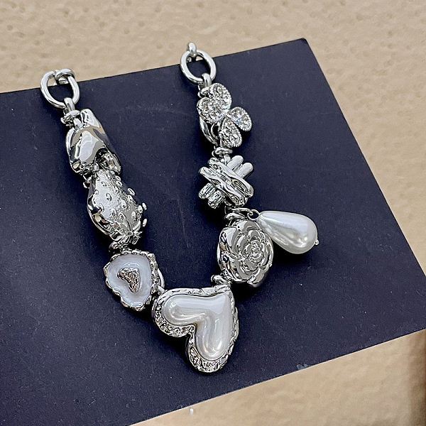 

PandaHall Chinese-style high-end love pearl strawberry flower necklace - vintage button collarbone chain. Other Silver