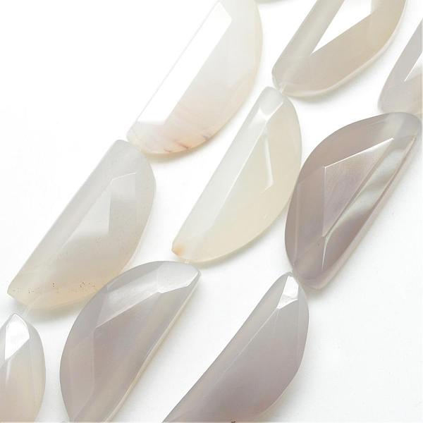 

PandaHall Natural Agate Beads Strand, Faceted, Dyed, Moon, WhiteSmoke, 40~42x17.5~18.5x9~12.5mm, Hole: 2.5mm, about 10pcs/strand, 17.1 inch..., White