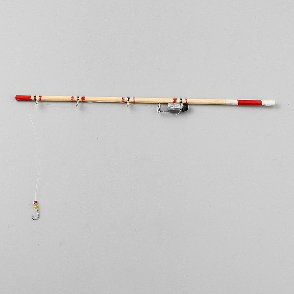 木製と鉄製のミニチュア釣り竿とリール