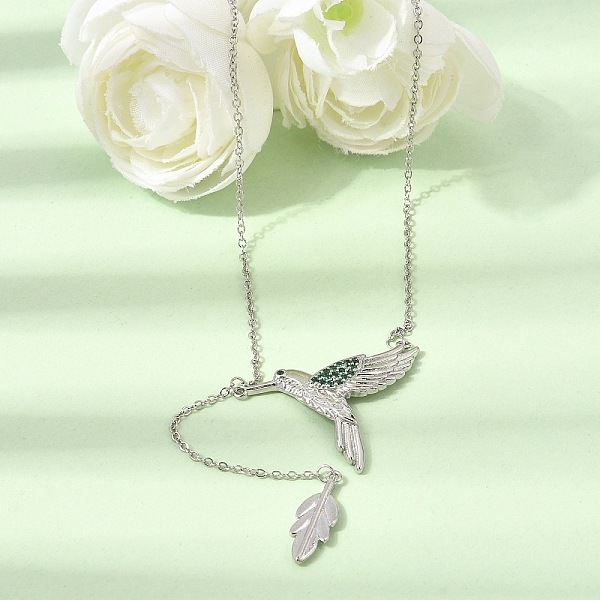 Colliers pour femmes avec pendentif oiseau en laiton serti de micro-pavés de zirconiums cubiques verts et pompon en forme de plume