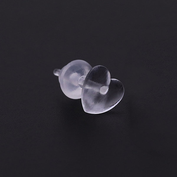 女性のためのイヤナット付きの小さな樹脂製ハートスタッドピアス