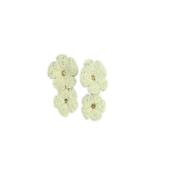 Boucles d'oreilles pendantes en raphia avec accessoires en laiton et fleurs