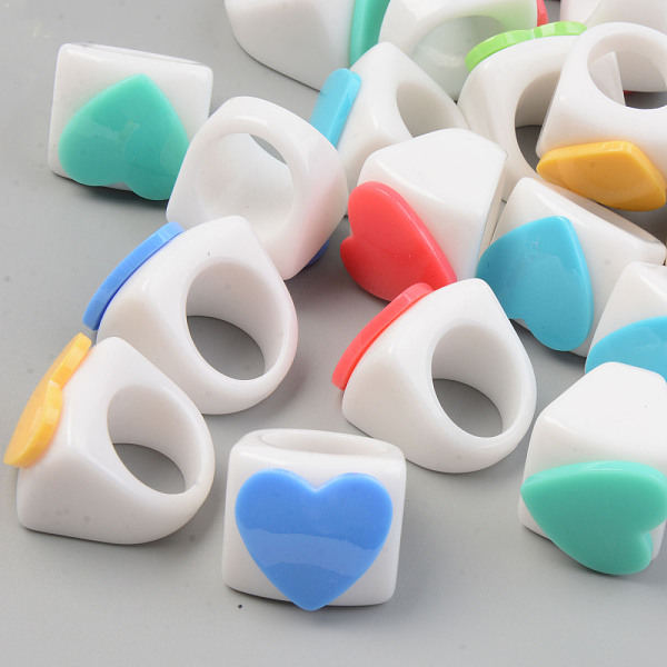 

PandaHall Opaque Acrylic Finger Rings, Rectangle with Heart, Mixed Color, US Size 6 1/2~9(17~19mm) Acrylic Multicolor