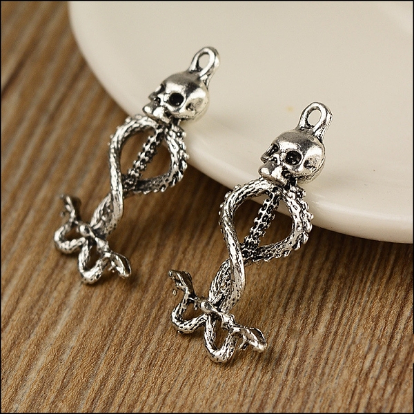 

PandaHall Tibetan Style Alloy Pendant, Skull, Antique Silver, 38x20x8mm Alloy