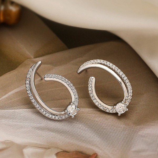 Aretes de circonita cúbica transparente con micropavé de latón para mujer