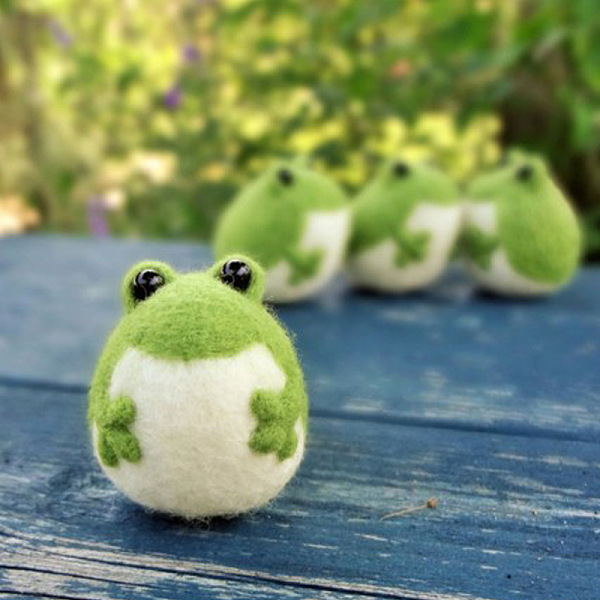PandaHall Frog Wool Felt Needle Felting Kit with Instructions, Felting Needles Felting Kits for Beginners Arts, Lawn Green, Finished Product...