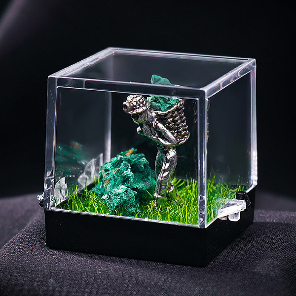 

PandaHall Synthetic Malachite Cluster & Miner Modeling Mineral Specimen Box, Raw Stone Micro Landscape Display Decorations, Box: 34x36mm...
