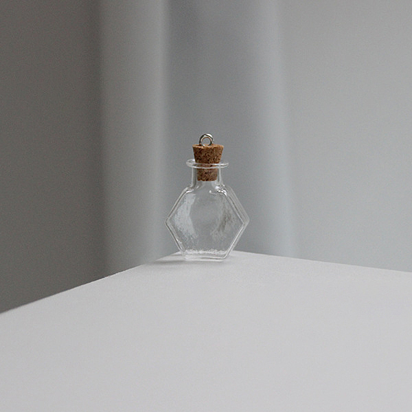 

PandaHall Miniature Hexagon Glass Bottles, with Cork Stoppers, Empty Wishing Bottles, for Dollhouse Accessories, Jewelry Making, Clear...