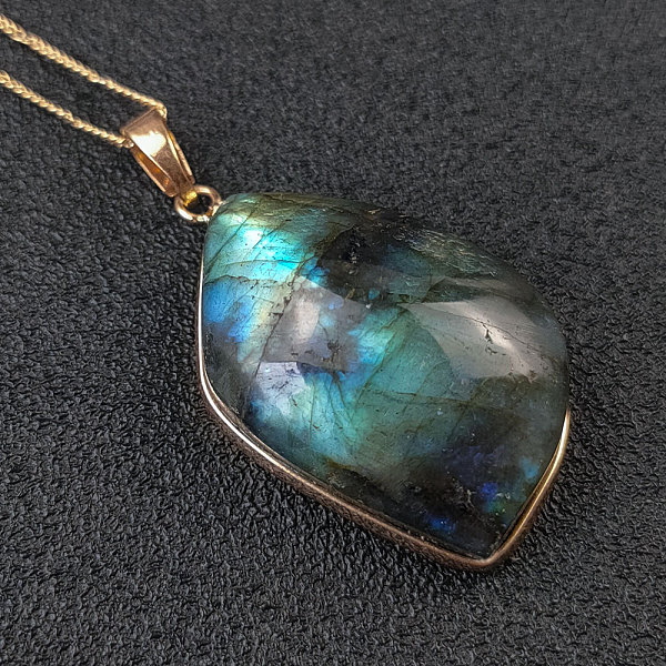 

PandaHall Natural Labradorite Pendants, with Metal Findings, Oval, Golden, 35~50x8~10mm Labradorite Oval